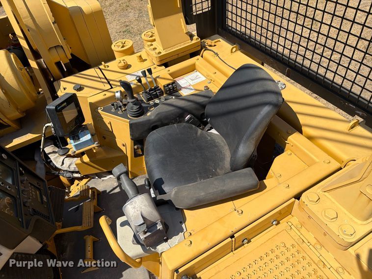 image for item FN3629 2006 Caterpillar D6R LGP Series III with 572 pipelayer