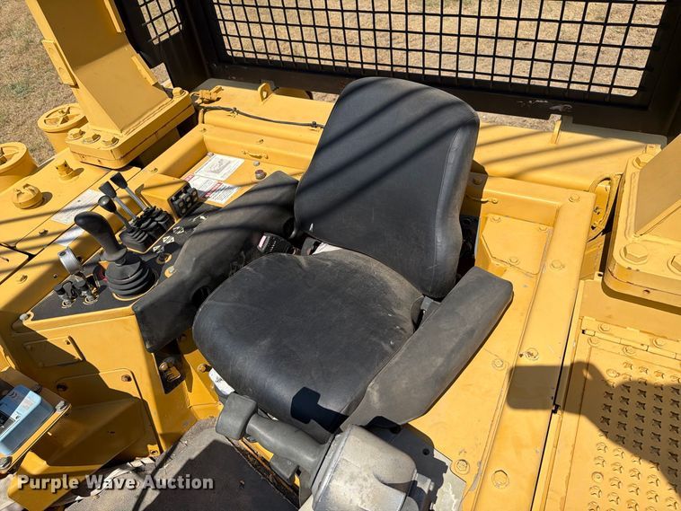 image for item FN3629 2006 Caterpillar D6R LGP Series III with 572 pipelayer