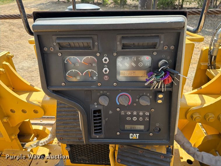 image for item FN3629 2006 Caterpillar D6R LGP Series III with 572 pipelayer