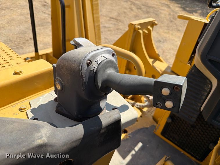image for item FN3629 2006 Caterpillar D6R LGP Series III with 572 pipelayer
