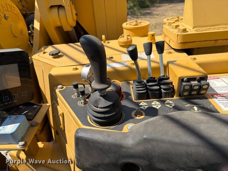 image for item FN3629 2006 Caterpillar D6R LGP Series III with 572 pipelayer