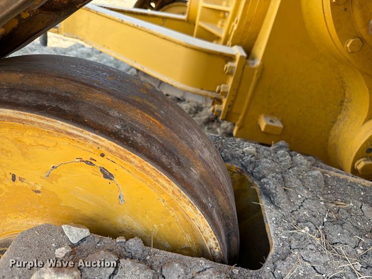 image for item FN3629 2006 Caterpillar D6R LGP Series III with 572 pipelayer