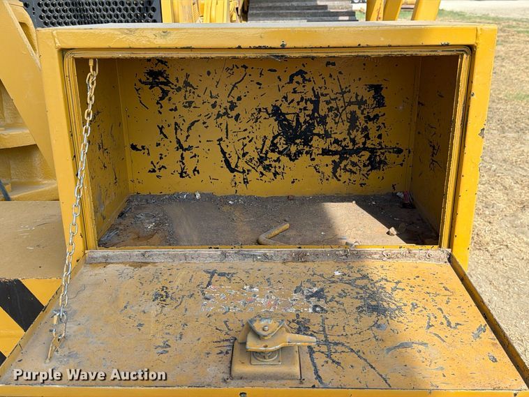 image for item FN3633 2006 Caterpillar D6N LGP tack tractor with pipelayer