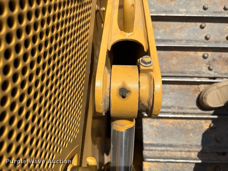 image for item FN3633 2006 Caterpillar D6N LGP tack tractor with pipelayer