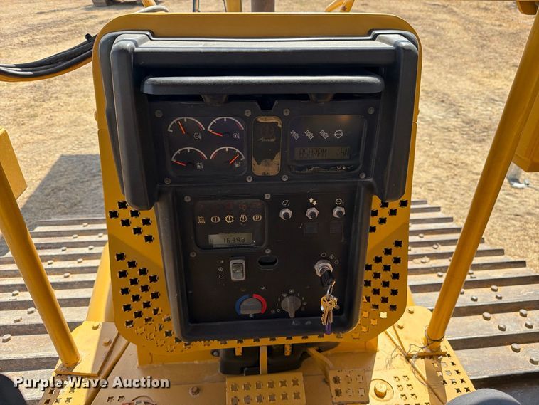 image for item FN3633 2006 Caterpillar D6N LGP tack tractor with pipelayer