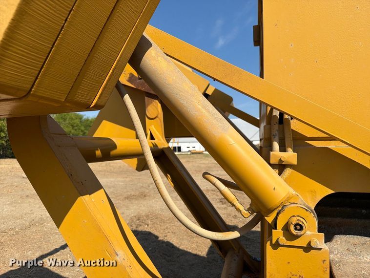 image for item FN3634 1987 Caterpillar D6D with 562 pipelayer