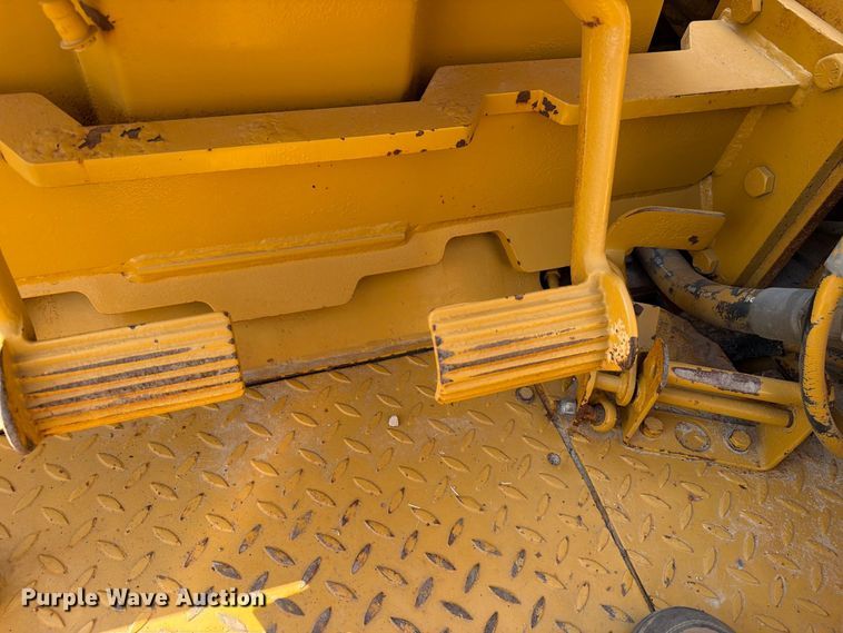 image for item FN3634 1987 Caterpillar D6D with 562 pipelayer