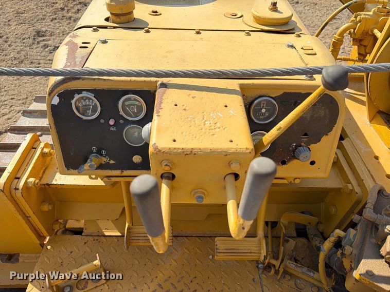image for item FN3634 1987 Caterpillar D6D with 562 pipelayer