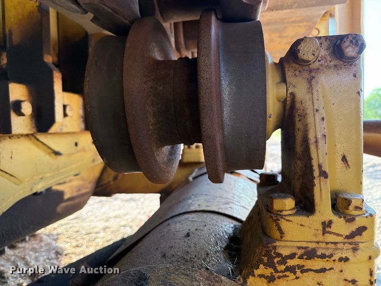 image for item FN3636 1979 Caterpillar D6D with 562 pipelayer