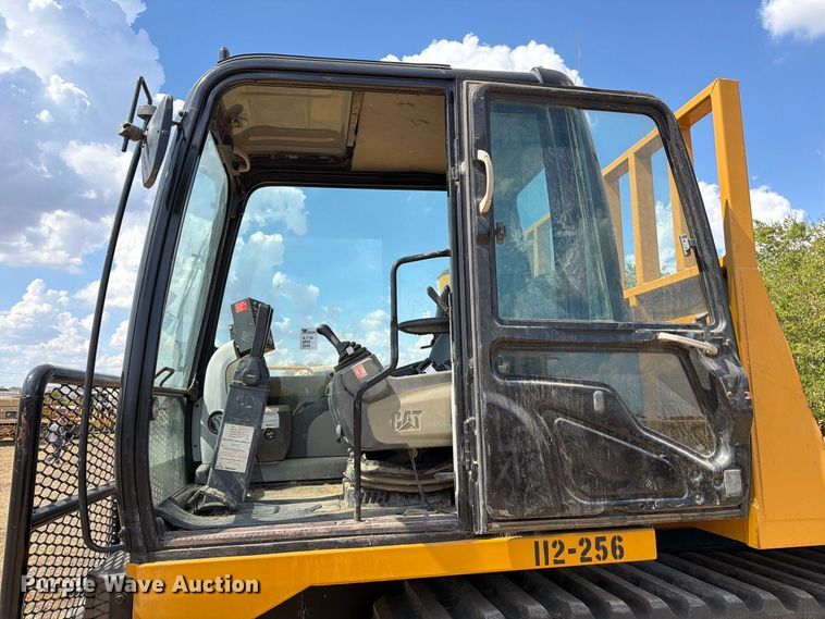 image for item FN3646 2015 Morooka MST2200 track carrier
