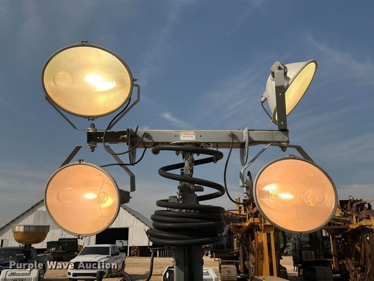image for item FN3701 2014 Allmand Maxi-Lite II V-Series light plant