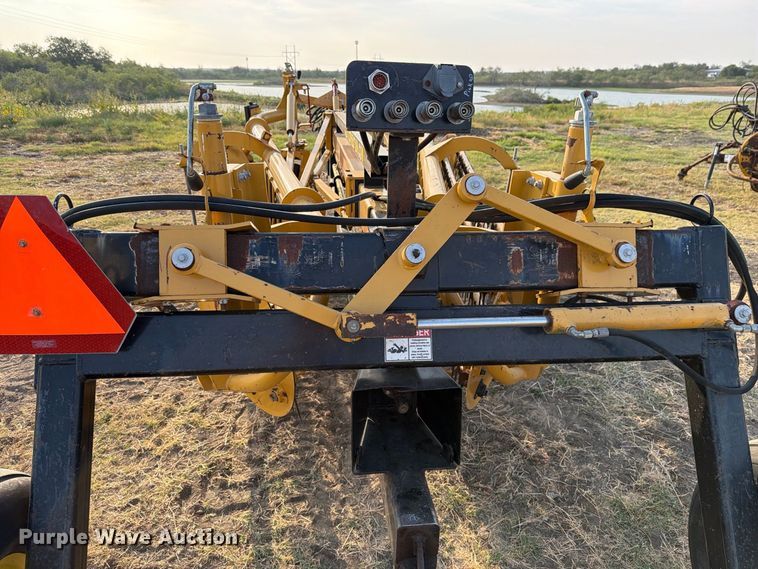 image for item FN3711 2016 Vermeer R2300 hydraulic hay rake with baler connection