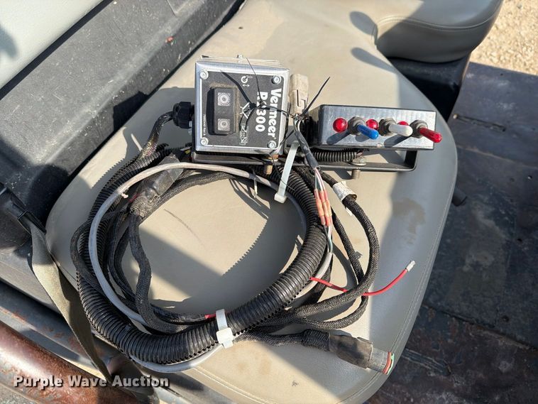 image for item FN3711 2016 Vermeer R2300 hydraulic hay rake with baler connection
