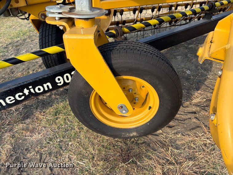 image for item FN3711 2016 Vermeer R2300 hydraulic hay rake with baler connection