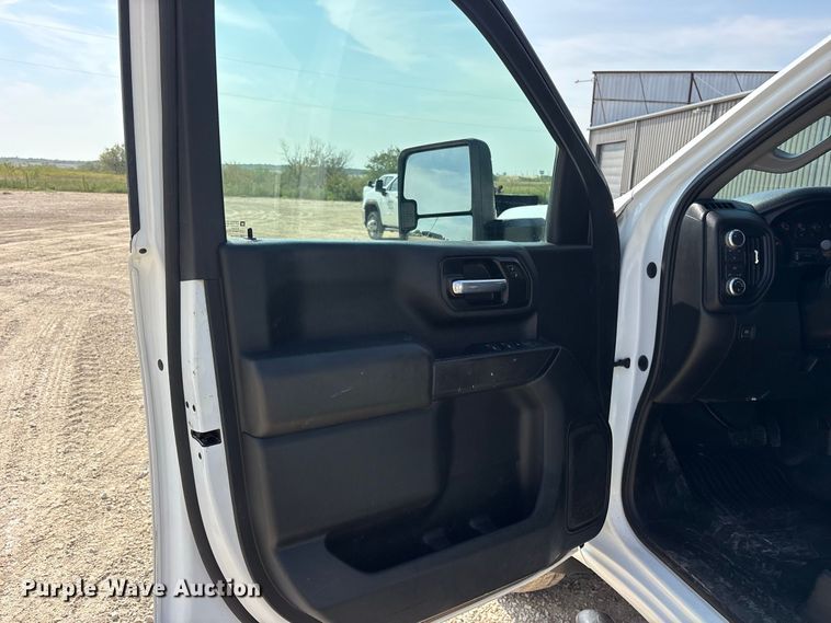 image for item FN3752 2021 GMC Sierra 3500 Crew Cab flatbed pickup truck