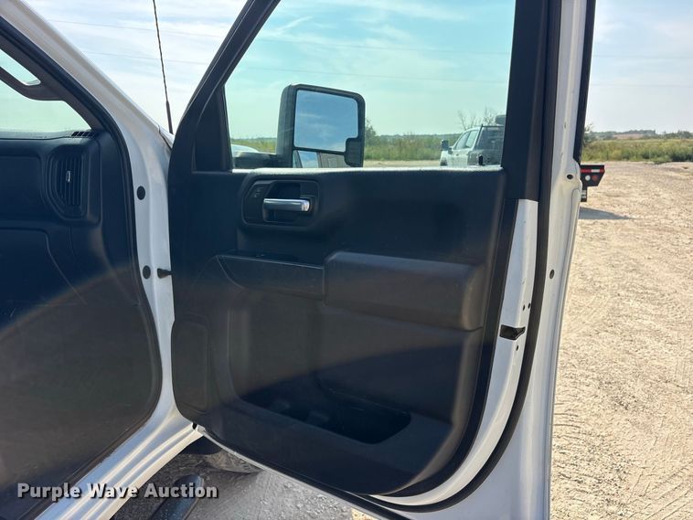 image for item FN3752 2021 GMC Sierra 3500 Crew Cab flatbed pickup truck