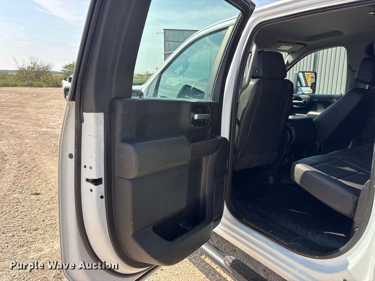 image for item FN3752 2021 GMC Sierra 3500 Crew Cab flatbed pickup truck