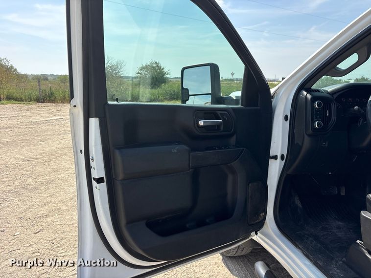 image for item FN3753 2021 GMC Sierra 3500 Crew Cab flatbed pickup truck