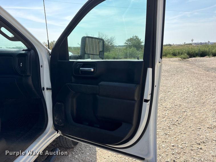 image for item FN3753 2021 GMC Sierra 3500 Crew Cab flatbed pickup truck