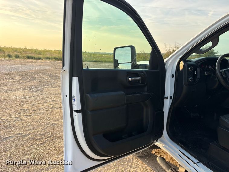 image for item FN3756 2021 GMC Sierra 3500 Crew Cab flatbed pickup truck