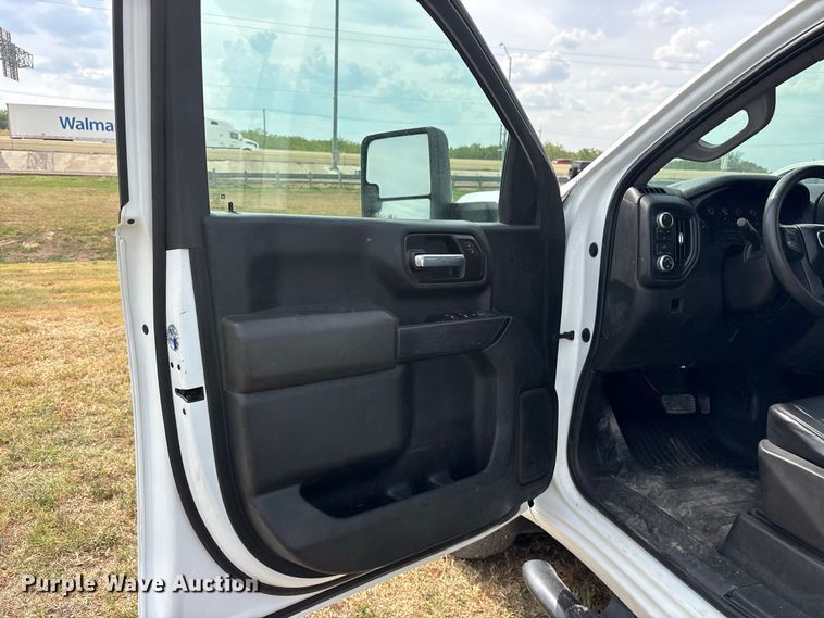 image for item FN3771 2021 GMC Sierra 3500 Crew Cab flatbed pickup truck