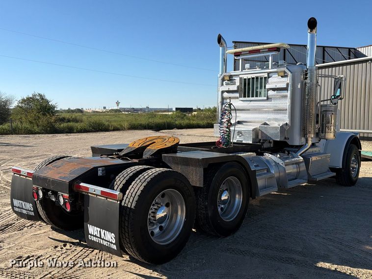 image for item FN3772 2015 Peterbilt 389 tandem axle heavy haul truck tractor