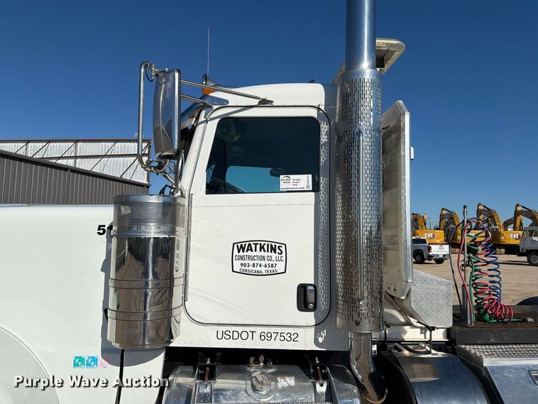 image for item FN3772 2015 Peterbilt 389 tandem axle heavy haul truck tractor