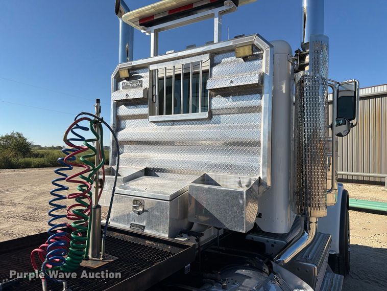 image for item FN3772 2015 Peterbilt 389 tandem axle heavy haul truck tractor