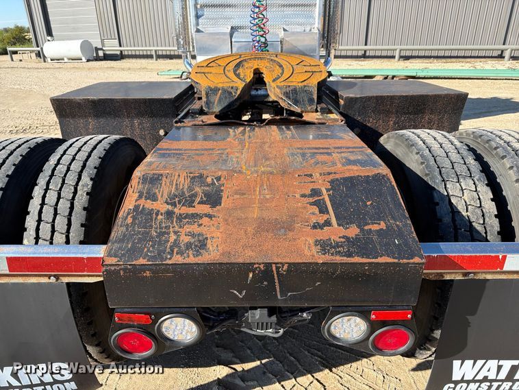 image for item FN3772 2015 Peterbilt 389 tandem axle heavy haul truck tractor
