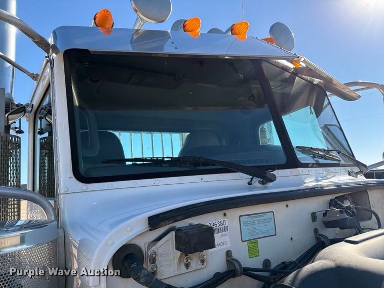 image for item FN3772 2015 Peterbilt 389 tandem axle heavy haul truck tractor