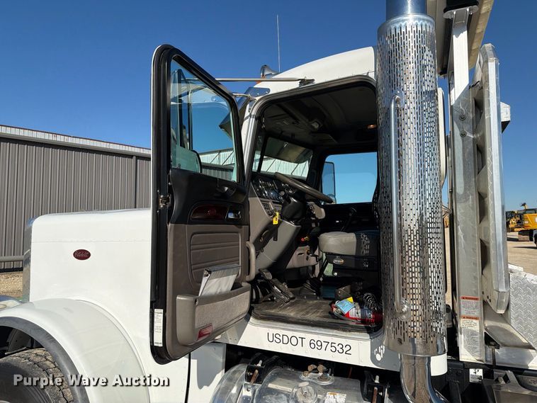 image for item FN3772 2015 Peterbilt 389 tandem axle heavy haul truck tractor