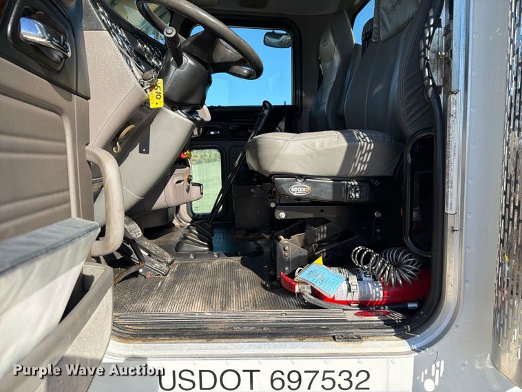 image for item FN3772 2015 Peterbilt 389 tandem axle heavy haul truck tractor