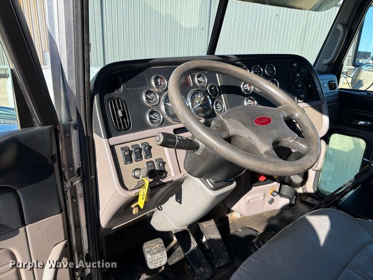 image for item FN3772 2015 Peterbilt 389 tandem axle heavy haul truck tractor