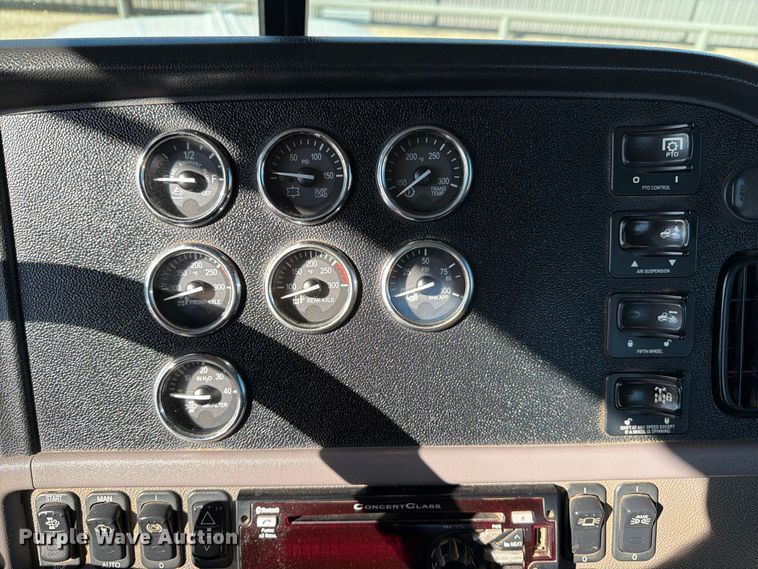 image for item FN3772 2015 Peterbilt 389 tandem axle heavy haul truck tractor