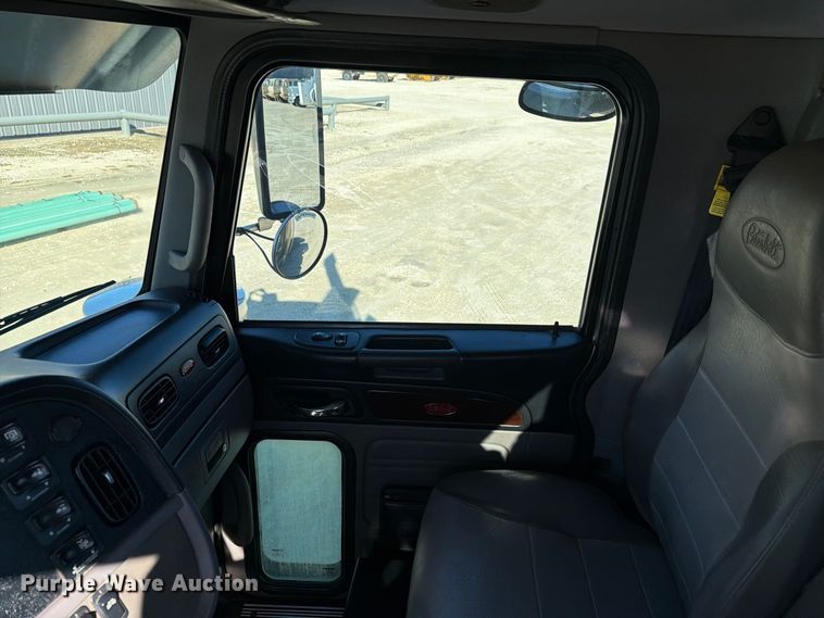 image for item FN3772 2015 Peterbilt 389 tandem axle heavy haul truck tractor