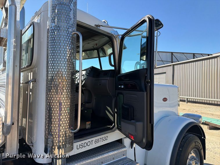 image for item FN3772 2015 Peterbilt 389 tandem axle heavy haul truck tractor