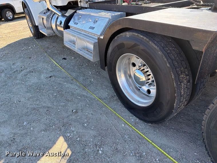 image for item FN3772 2015 Peterbilt 389 tandem axle heavy haul truck tractor