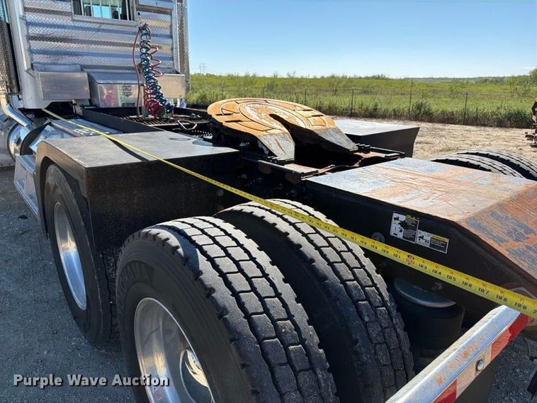 image for item FN3772 2015 Peterbilt 389 tandem axle heavy haul truck tractor