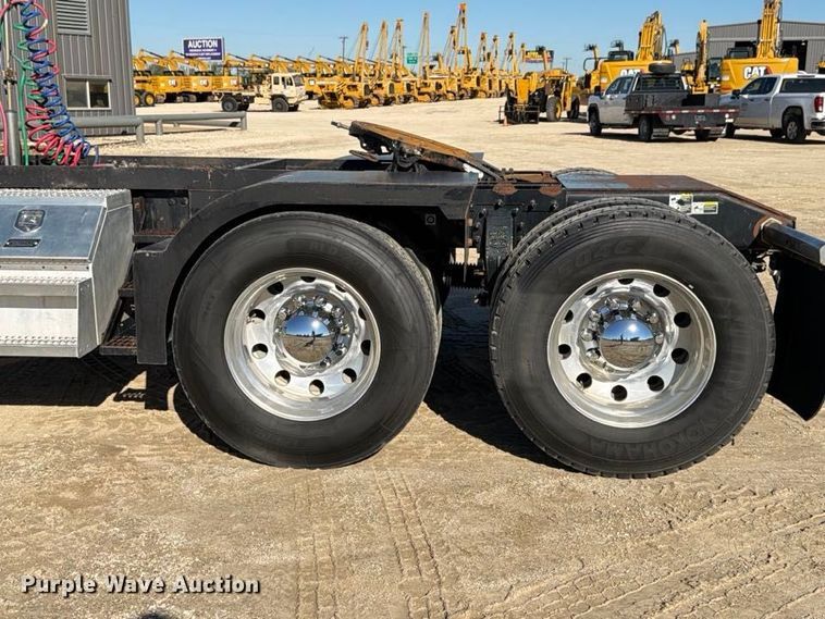 image for item FN3772 2015 Peterbilt 389 tandem axle heavy haul truck tractor