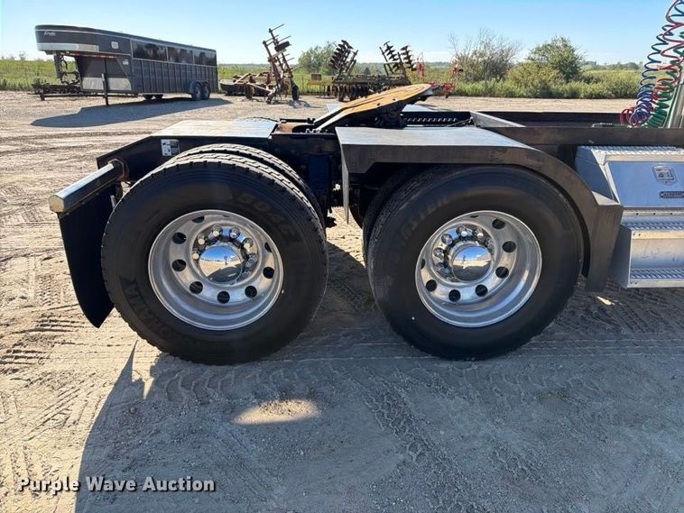 image for item FN3772 2015 Peterbilt 389 tandem axle heavy haul truck tractor