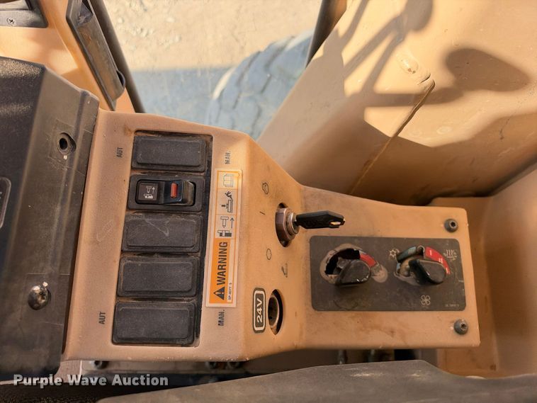 image for item FN3803 2005 Caterpillar 140H motor grader