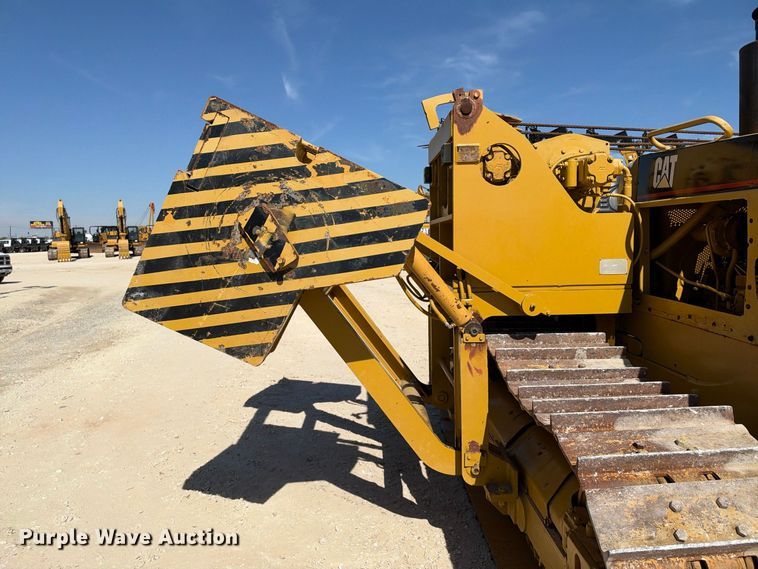 image for item FN3806 1993 Caterpillar D6E with M562 pipelayer
