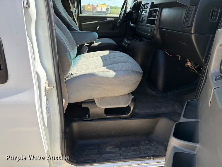 image for item FN3813 2011 Chevrolet Express 3500 van