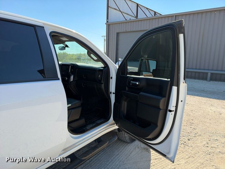 image for item FN3825 2023 GMC Sierra 2500HD 4X4 Crew Cab pickup truck