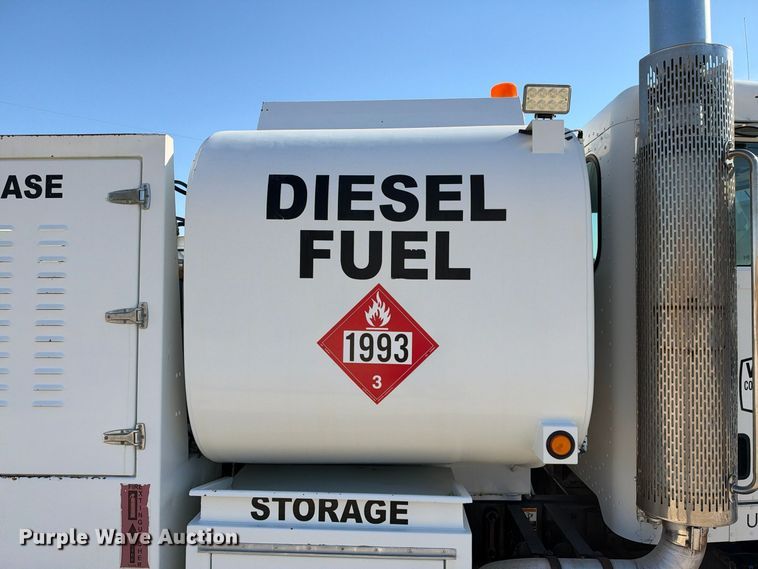 image for item FN3828 2009 Peterbilt 335 fuel / lube truck