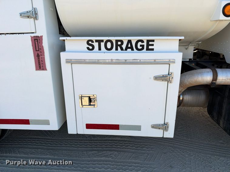 image for item FN3828 2009 Peterbilt 335 fuel / lube truck