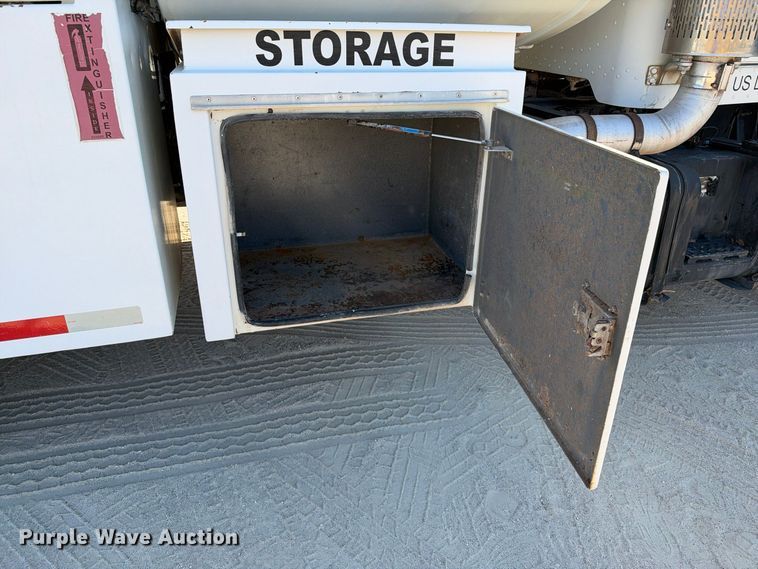 image for item FN3828 2009 Peterbilt 335 fuel / lube truck
