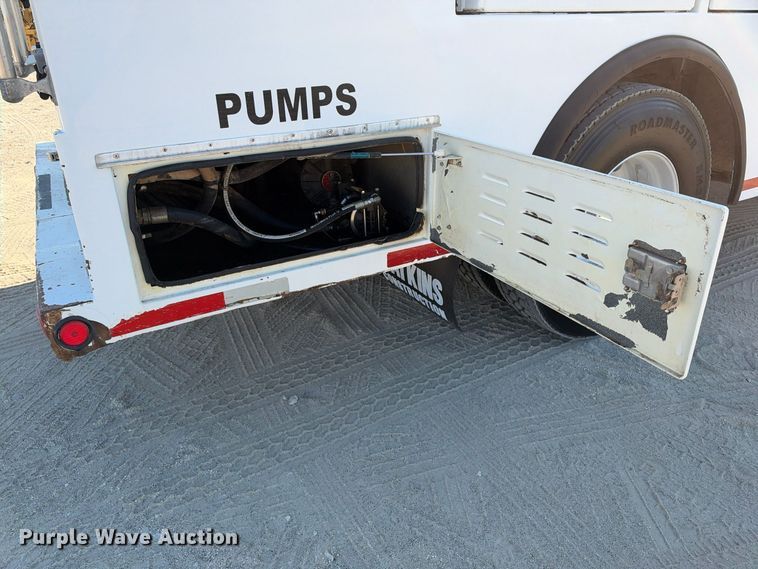 image for item FN3828 2009 Peterbilt 335 fuel / lube truck