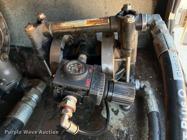 image for item FN3828 2009 Peterbilt 335 fuel / lube truck