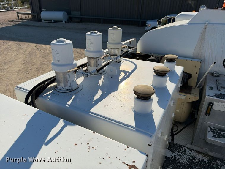 image for item FN3828 2009 Peterbilt 335 fuel / lube truck